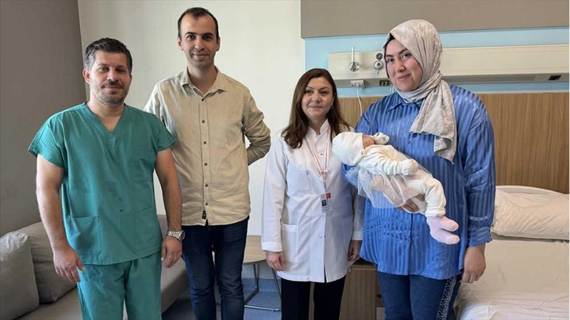 Doğuştan göğüs kemiği bulunmayan Eylül bebeğe kıkırdak dokusundan 