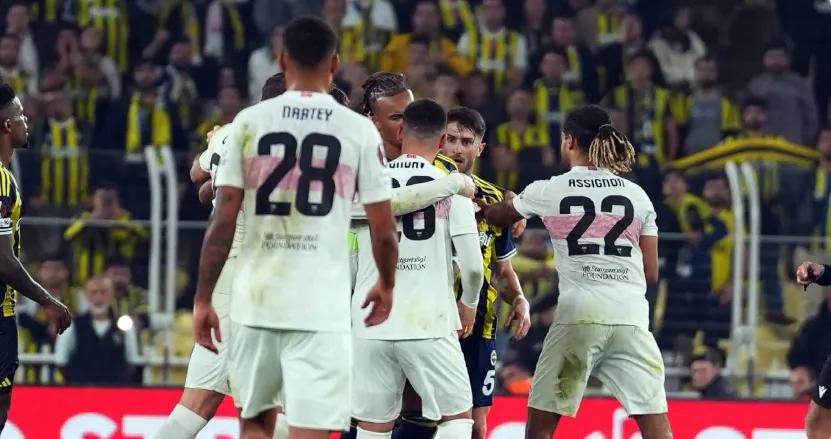 Fenerbahçe- Stuttgart maçında son düdük çaldı, ortalık karıştı