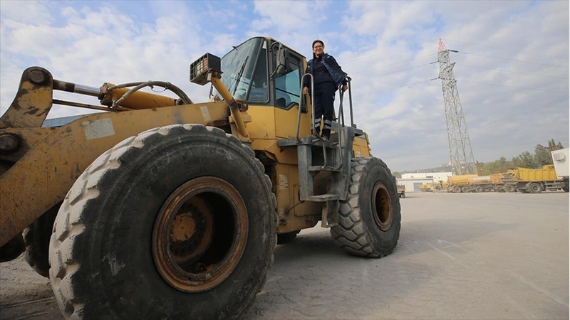 Kocası ve oğlunun karşı çıkmasına rağmen dozer operatörü oldu