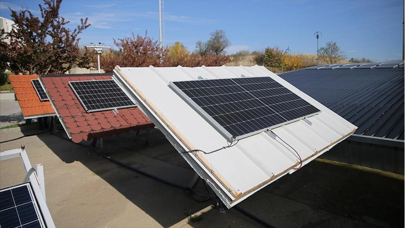 Kiremit çatılara kurulan fotovoltaik paneller güneşten daha verimli enerji alınmasını sağlıyor