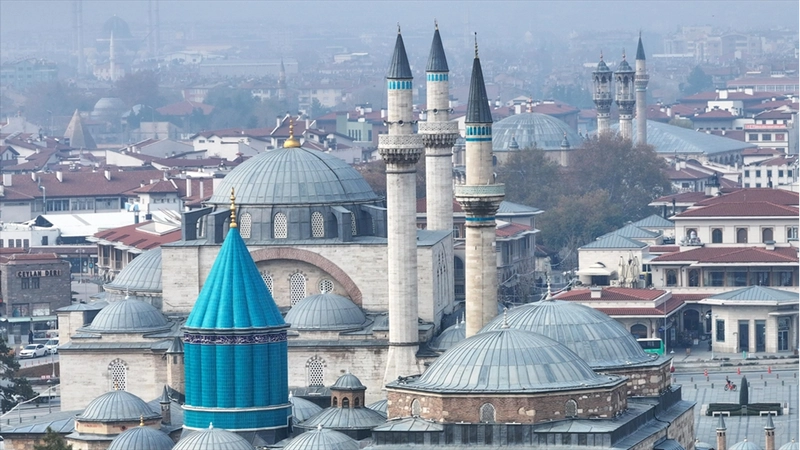 Mevlana, farklı inanç ve kültürden insanları 