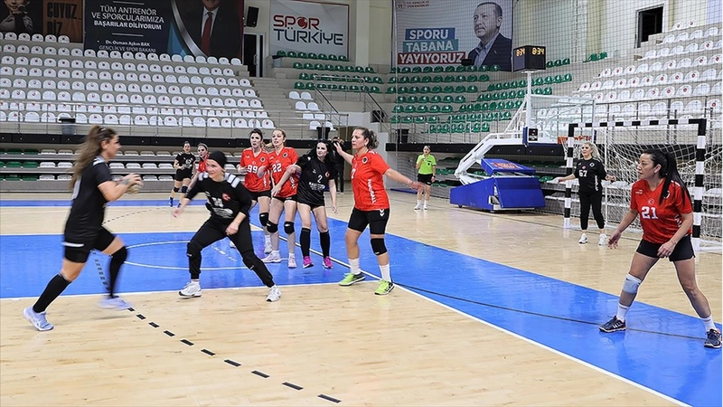 Veteran kadın hentbolcular, hemcinslerine örnek olmak için sahada ter döküyor