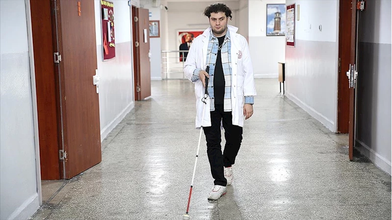 Yapay zekanın görüntü betimleme özelliği görme engelli öğretmene kolaylık sağlıyor