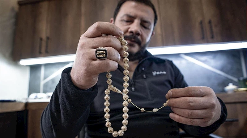 Erzurumlu nakkaş 2 ay boyunca günde 6 saat çalışarak koleksiyonluk tespih üretti