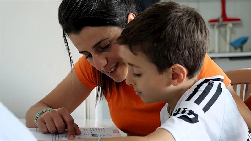 Enkazda sesiyle hayata tutunduğu oğluna hem annelik hem babalık yapıyor 