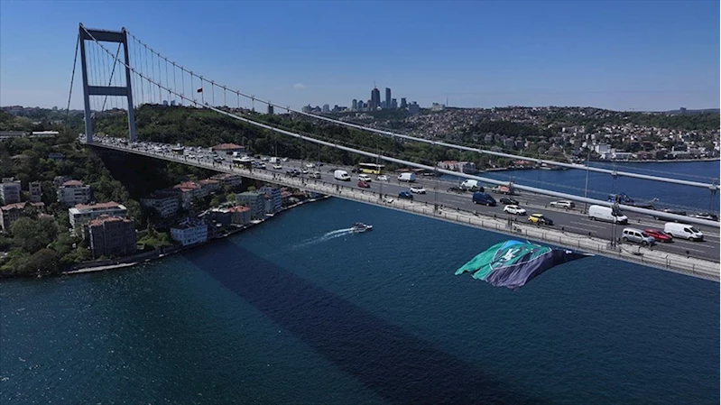 Kocaelispor bayrağı Fatih Sultan Mehmet Köprüsü