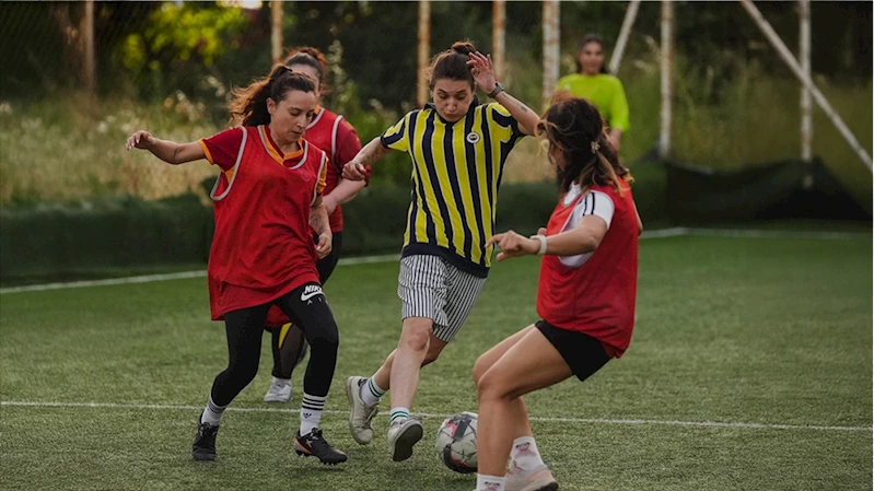 İzmirli kadınların halı saha maçında 