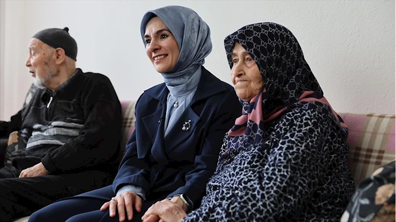 Bakan Göktaş, 70 yıldır evli olan Yılmaz çiftini ziyaret etti