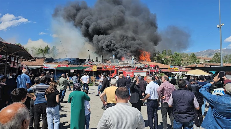 Erzincan’da sıralı dükkanların çatısında çıkan yangına müdahale ediliyor
