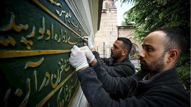 Tarihi mekanlar ve camiler iki nakkaşın motifleriyle süsleniyor