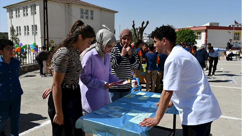 Öğretmen adayları kırsaldaki öğrencilere matematiği sevdirmek için etkinlik yapıyor