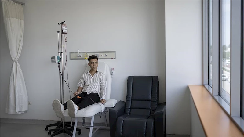 Talasemi hastası genç düzenli tedaviyle yaşamını sürdürüyor