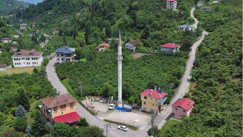 Camisiz minareden 8 yıldır ezan sesi eksik olmuyor