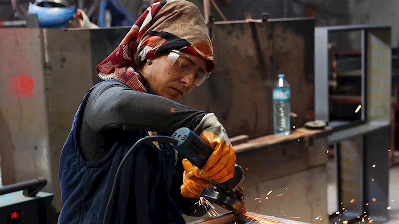 Yangın dolabı imalathanesinde kaynak ve zımpara işleri kadınlardan soruluyor