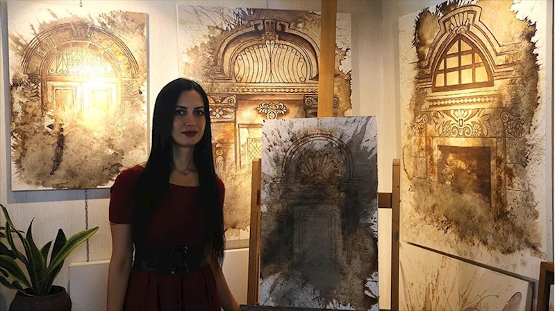Hataylı ressam çizimlerini kahve ve çay dökerek renklendiriyor