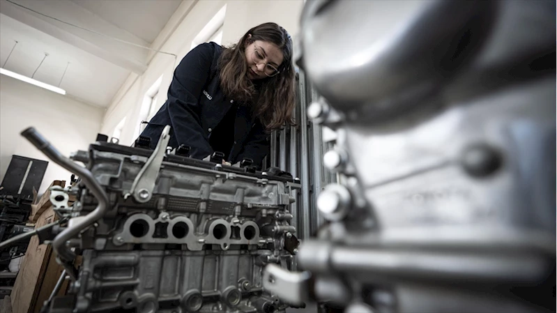 Otomobil tutkunu üniversiteli kızların hayali yeni nesil motor ve şanzıman hibesiyle gerçekleşecek