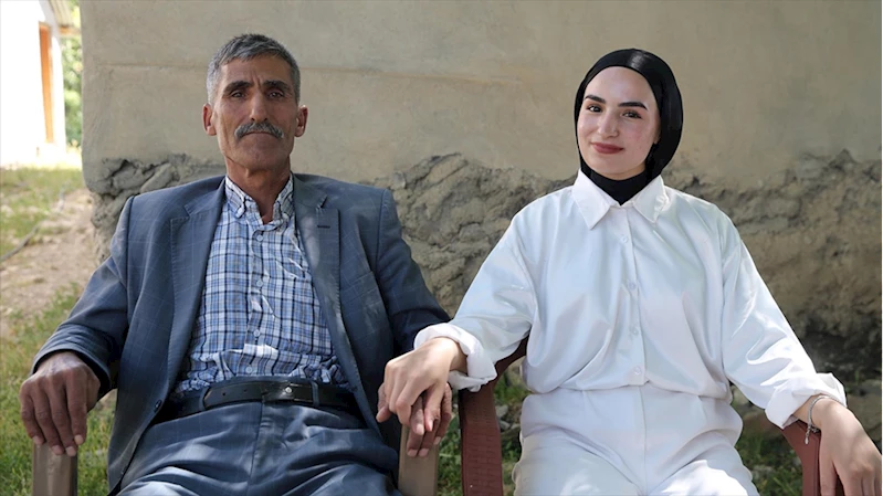 Sınav çıkışında kızını çiçekle karşıladı, sosyal medyada 