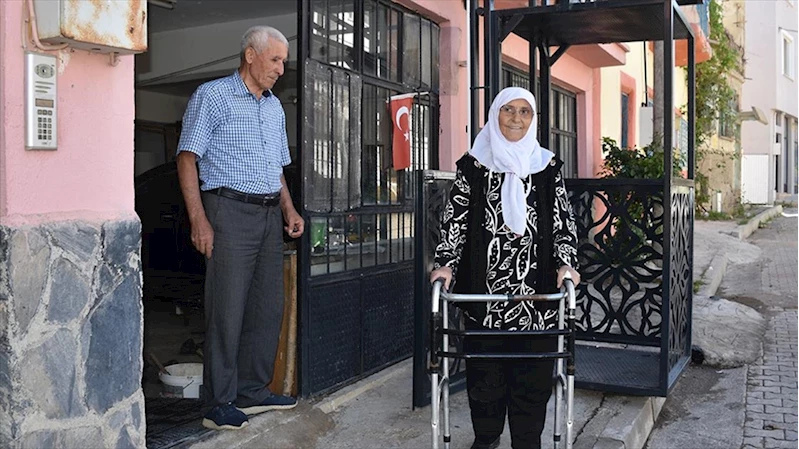 Böbrek hastası 51 yıllık eşi için üç katlı binanın dışına asansör yaptırdı