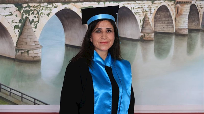 Kızına örnek olmak isteyen 48 yaşındaki kadın üçüncü üniversitesini tamamladı