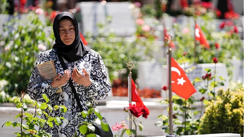 Bayramın ikinci gününde Edirnekapı Şehitliği