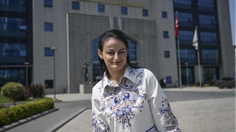 Serebral palsiyle mücadele eden adliye memuru engelini yazdığı şiirlerle aşıyor