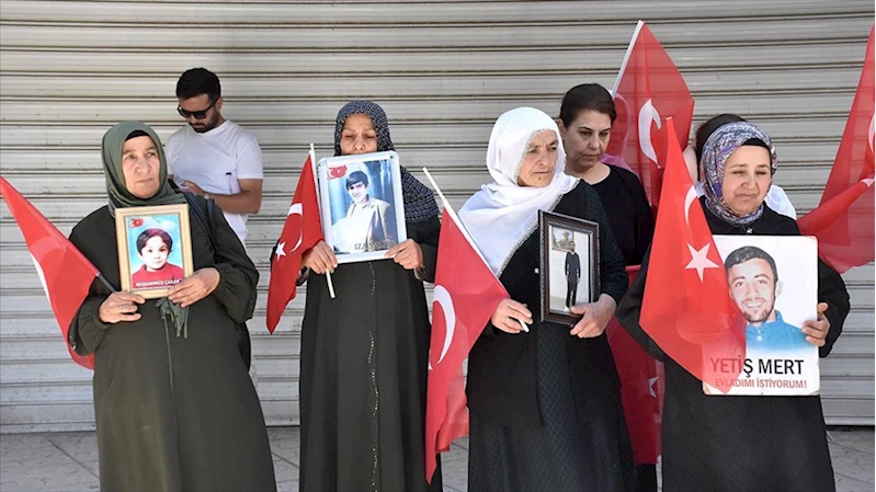 Vanlı aileler DEM Parti binası önündeki 