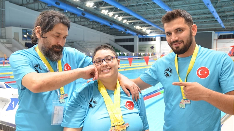 Otizmli ve işitme engelli yüzücü yeni başarılara babasıyla hazırlanıyor