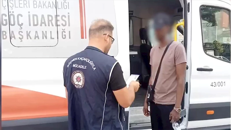 Bakan Yerlikaya, ülke genelindeki denetimlerde 32 göçmen kaçakçılığı organizatörünün yakalandığını bildirdi