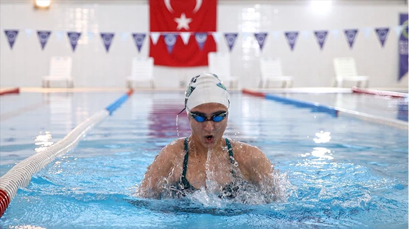 Milli paralimpik sporcu Melda Kolayca olimpiyat için yüzüyor