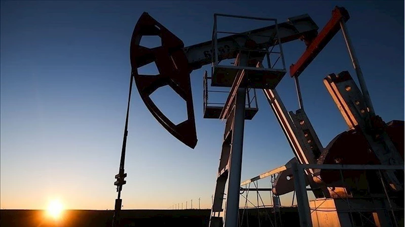 Petrol fiyatları kritik 70 dolar bandında denge arıyor