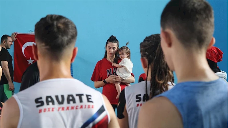 Kucağında bebeğiyle sporcu yetiştiriyor