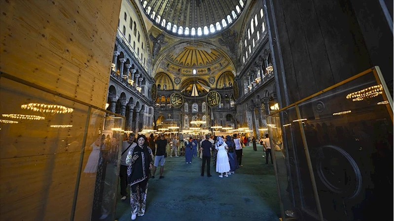 Ayasofya ibadete açıldığı günden bu yana yaklaşık 40 milyon ziyaretçiyi ağırladı