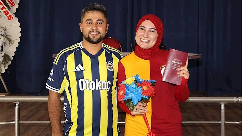 Fanatik gelin ile damat, nikah masasına tuttukları takımların formalarıyla oturdu