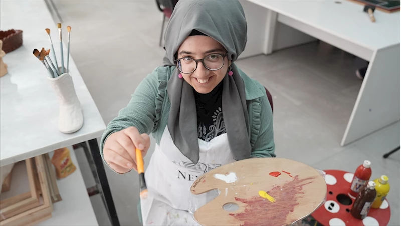 Ailesi ikna edilerek resim eğitimi verilen özel gereksinimli genç sergi açmaya hazırlanıyor