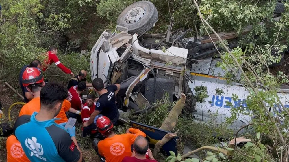 Orman yangınını söndürmeye giden tanker uçuruma yuvarlandı: 3 kişi öldü