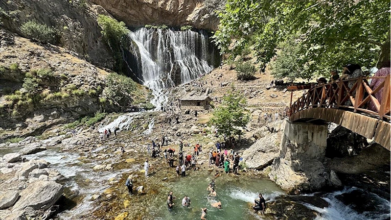 Kar ve buzullardan beslenen Kapuzbaşı Şelaleleri, sıcaktan kaçanları ağırlıyor