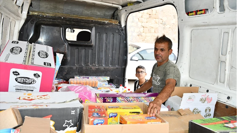 Minibüsüyle köyleri gezen seyyar esnaf 16 yıldır takas usulüyle satış yapıyor 