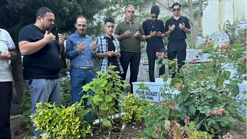 Şair Erdem Bayazıt kabri başındı anıldı