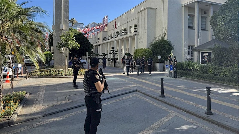 İstanbul merkezli 3 ayrı yolsuzluk soruşturmasında gözaltına alınan 13 şüpheli adliyede