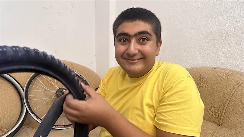 Otizmli Yahya bisiklet tamirciliğini ve masa tenisi yeteneğini ilerletmek istiyor