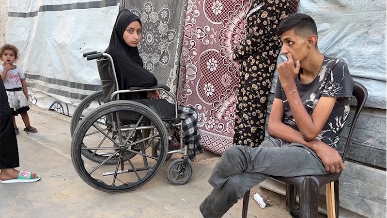 İsrail saldırısında bacaklarını kaybeden Gazzeli kardeşler, aynı tekerlekli sandalyeyi dönüşümlü kullanıyor