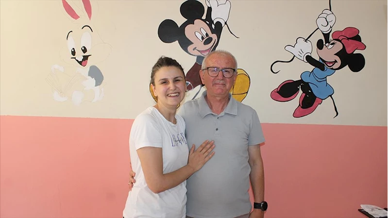 Tekirdağ’da öğretmen baba ve kızı çalıştıkları ilkokulun duvarlarını renklendirdi