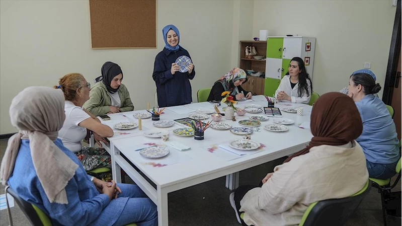 Kintsugiden ilham alan terapi yöntemiyle engelli annelerinin yaraları onarılıyor