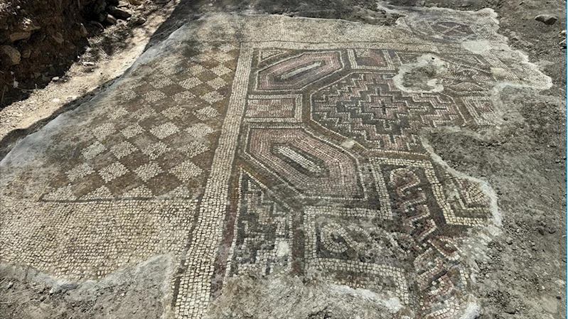 Mezar kazarken bulunan mozaikte içinde haç motifi bulunan 