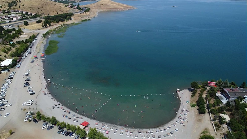 Hazar Gölü sahili kavurucu sıcaktan bunalanların adresi oluyor