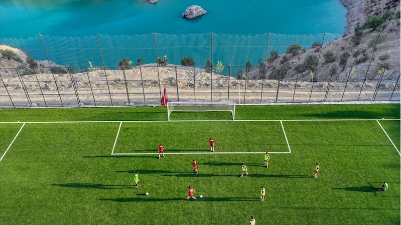 Şırnaklı gençlerin tarladan baraj gölü manzaralı stada uzanan futbol öyküsü